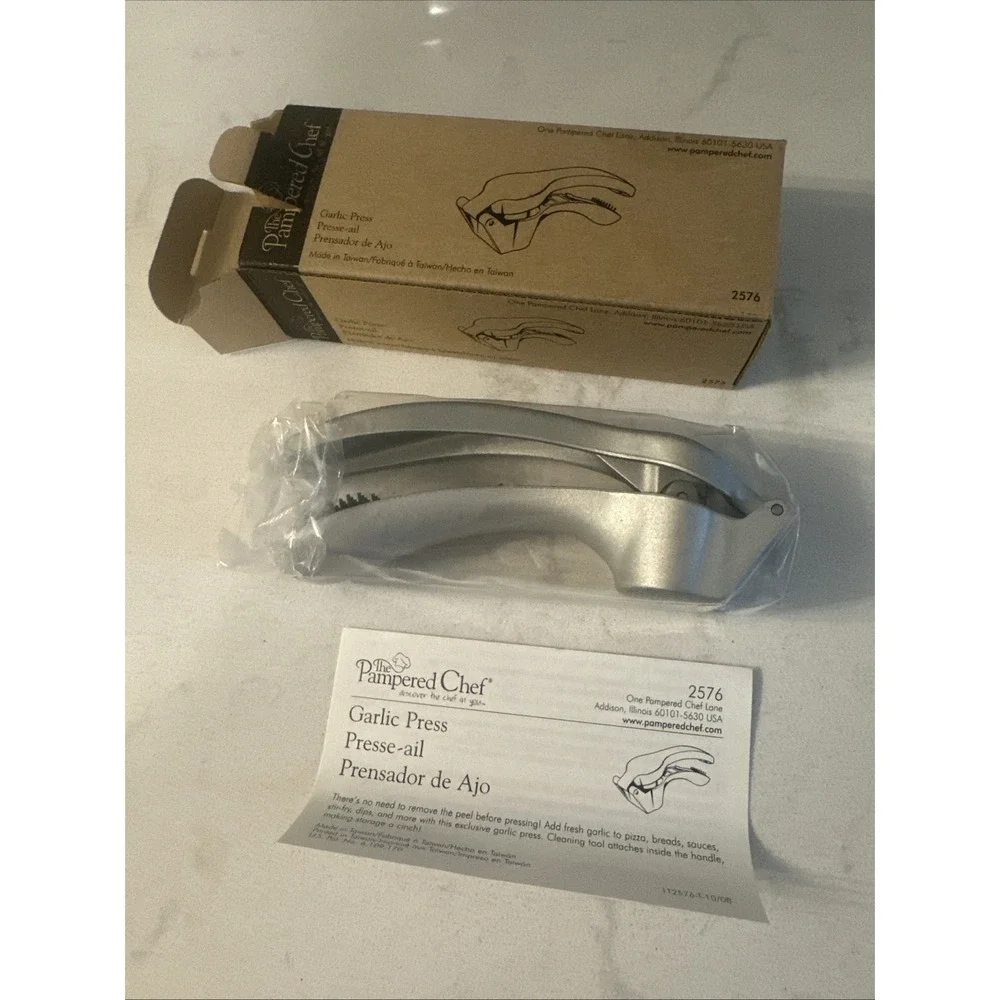 Pampered Chef 2576 Garlic Press Silver Aluminum with Cleaning Tool NIB